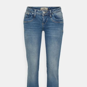 LTB jeans - Säljer mina skiiit snygga jeans från LTB i modellen Valerie. Storlek W29 L32! Skulle säga att de sitter som S/M 💖 Skriv för fler bilder eller frågor. byxorna har en liten defekt på baksidan, skriv för bilder!🙏🏼🙏🏼💖 pris kan diskuteras 