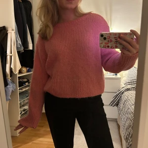Rosa stickad ull/alpacka-tröja från H&M - Rosa stickad ull/alpacka-tröja från H&M i storlek S. Använd men i fint skick, inga defekter! Superfin att ha som den är eller slänga över axlarna. Säljs inte längre 🩷