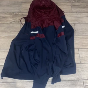Hugo boss halvt kofta halvt windbreaker - Lite använd, halvt luvan och lite ner vid armarna är den windbreaker och resten är kort material