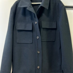 ZARA overshirt  - Mörkblå overshirt/Jacka Stl L i mycket bra skick 