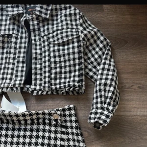 Amisu set - Svartvit jacka storlek M med  hundtandsmönstrade shorts storlek S. Helt fantastiskt set som tyvärr inte kommer till användning.