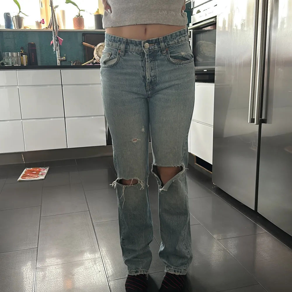 Wide jeans frĂ„n zarađ„ Superfint skick förutom att de tidigare haft en spricka som jag har sytt ihopđ storlek 36 pĂ„ ett ungefĂ€r kan mĂ„tta ut om nĂ„n Ă€r intresseradđđ. Farkut & Housut.
