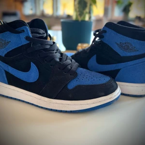 Jättefina Air jordans skor - Ett par jättefina Air jordans i storleken 40, super fina och helt oanvända, valde att sälja dem pågrund av att jag köpte fel storlek.♥️ Kontakta gärna mig om du vill prata om priset💕