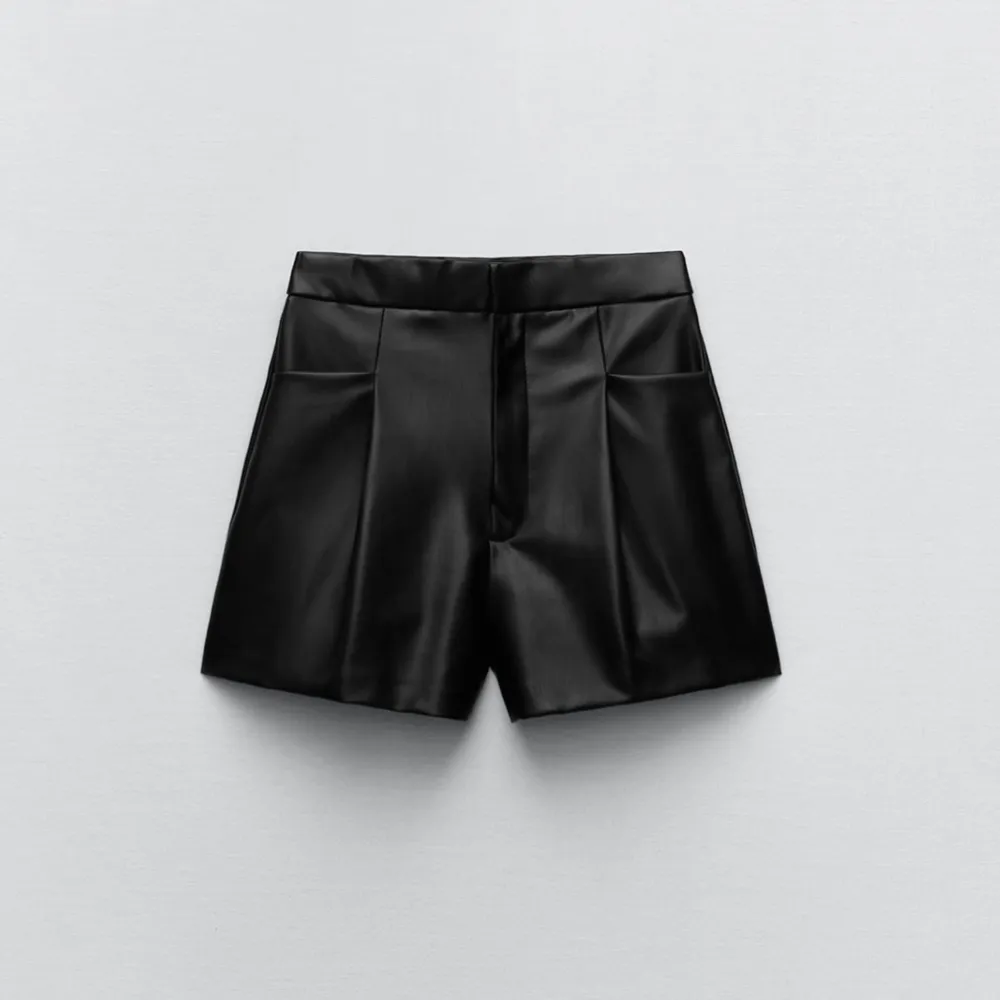 Säljer dessa lädershorts från Zara 🤍🤍 supersnygga med ett par svarta tights . Shorts.