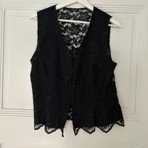 Svart spetstopp  - Svart spetstopp i strl S köpt vintage. Fint skick och inget att anmärka på!🫶🏽🩷