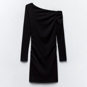 Svart klänning - Svart klänning från zara med ena axeln som visas, perfekt och enkel till fest! Superstretchigt material🙌🏼💗 endast använd en gång🤗