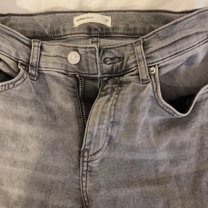Jeans - Mörk gråa jeans, använd ett få tal gånger, i väldigt bra skick. Jag köpte jeansen med en liten fläck högra låret (inget man tänker på) jag är 160 cm lång o jeansen o långa på mig. 