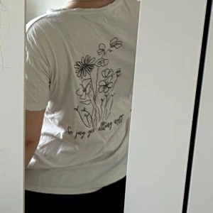 T-shirt - T-shirt i använt skick från Lager157 med eget gjort tryck. Inget nypris eftersom den är egengjord. Säljer pga den inte kommer till användning + den är för liten.  Storlek: S. Skriv om du undrar något!