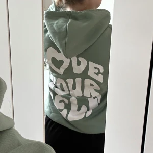 Hoodie - Hoodie från ? (Bortklippt lapp) i okej/ bra skick. Säljer pga att den aldrig kommer till användning. Storlek: M. Skriv om du undrar något!