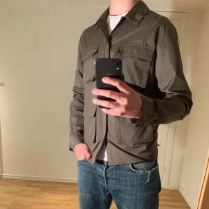 These Glory Days Jacka - Olivgrön  - Säljer denna sjukt snygga These Glory Days jackan. Skicket är 10/10 och har inga defekter✅. Storleken är M och passformen är grym. Jackan är perfekt nu till hösten🍁 Skriv vid minsta fråga eller fundering😁