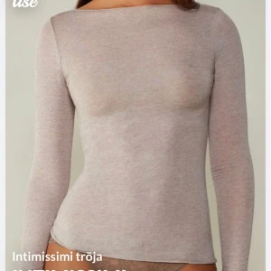 Intimissimi tröja  - Säljer min intimissimi tröja som inte kommer till användning längre. Finns ingen synlighet på användning och den är i bra skick. Storlek S💓 säljer för billigt pris då jag har använt tröjan en hel del förr. Använd gärna köp nu funktionen!