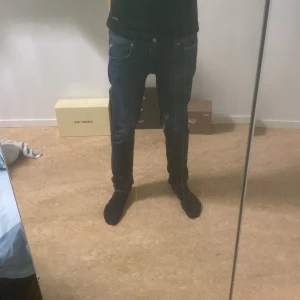 Repley jeans  - Jättefina repley jeans använda nåra gånger storlek 31/32 har dålig kamera finns bättre bilder de är Anbass mörkblå 