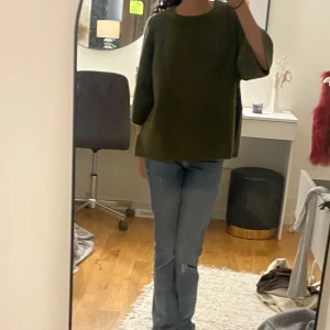 Stickad t-shirt  - säljer denna supersköna fina hösttröja än som nästan aldrig är använd o har ett bra sick ❤️🤩🤩Tröjan är inte nopprig👍🏼📚🍁