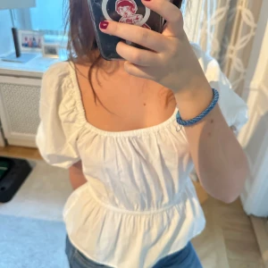 Vit topp  - Jättefin topp med liten puff arm som man kan ha på två olika sett, aldrig använd!!! Jätte snygg passform!🩷😘💕 är i storlek M men passar mig som oftast har Xs eller S i toppar 