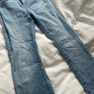 Bootcut jeans - Säljer dessa jättefina mid-waist jeansen pga att de inte passar mig längre. De passar även folk upp till 156 (de gjorde det för mig), stryks självklart innan jag fraktar💕