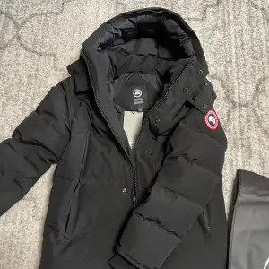 Hej! Jag säljer nu min Canada Goose Wyndham med avtagbar päls som jag köpt tidigare i år men som var för stor. Den är i nyskick och av högsta kvalitet. Påse, väska, päls och certifikat tillkommer. För fler frågor/bilder så är det bara att höra av sig