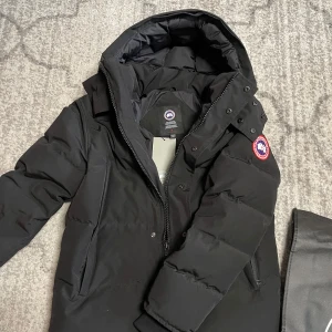 Canada Goose Wyndham - Hej! Jag säljer nu min Canada Goose Wyndham med avtagbar päls som jag köpt tidigare i år men som var för stor. Den är i nyskick och av högsta kvalitet. Påse, väska, päls och certifikat tillkommer. För fler frågor/bilder så är det bara att höra av sig