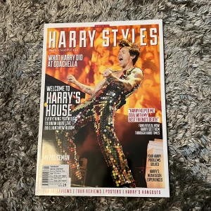 Harry Stylas  - Harry Stylas magasin i superbra skick! ”Kings of pop Harry Styles” Superfin bok med massor av bilder! Den var svår att få tag i så säljs lite dyrare men går att pruta!
