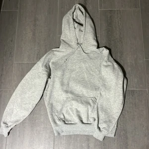Grå Bikbok Hoodie 💗 - Supersnygg Hoodie från Bikbok , har använts ett fåtal gånger och är smått nopprig men ingenting som syns ❤️