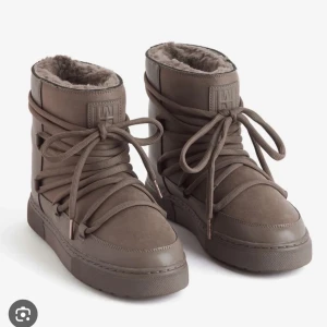 Iniuikii H&M boots - Intressekoll på mina inuikii inspirerade H&M skor. Stl 40. Använda 3 gånger så i nyskick.  400kr tänkte jag nog