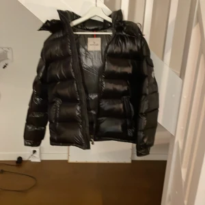 Moncler maya  - Jackan är 2 år gammal därför är den billig,men aldrig använd för den passar inte mig. Om ni undra något så är det bara att ställa frågor pris kan diskuteras 