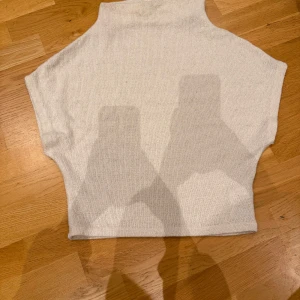 Vit stickad tröja  - Vit stickad T-shirt liknande tröja ifrån Gina Tricot, stl M men skulle säga att den är som en S❣️