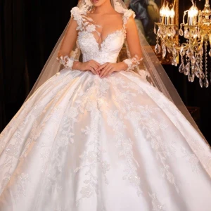 Bröllopsklänning  - Detta är en 2024 modell från Istanbul (handgjord), använd en gång, ingår underkjol och slöja. Samt så har klänningen band på sidorna som du kan sätta på och ta bort. Den är även kemtvättad. Storlek 34-38 justerbar korset. Ca 3 meter lång