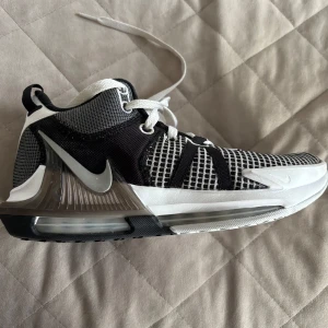 Nike Lebron Witness 7 - Basket skor, har använts ganska lite
