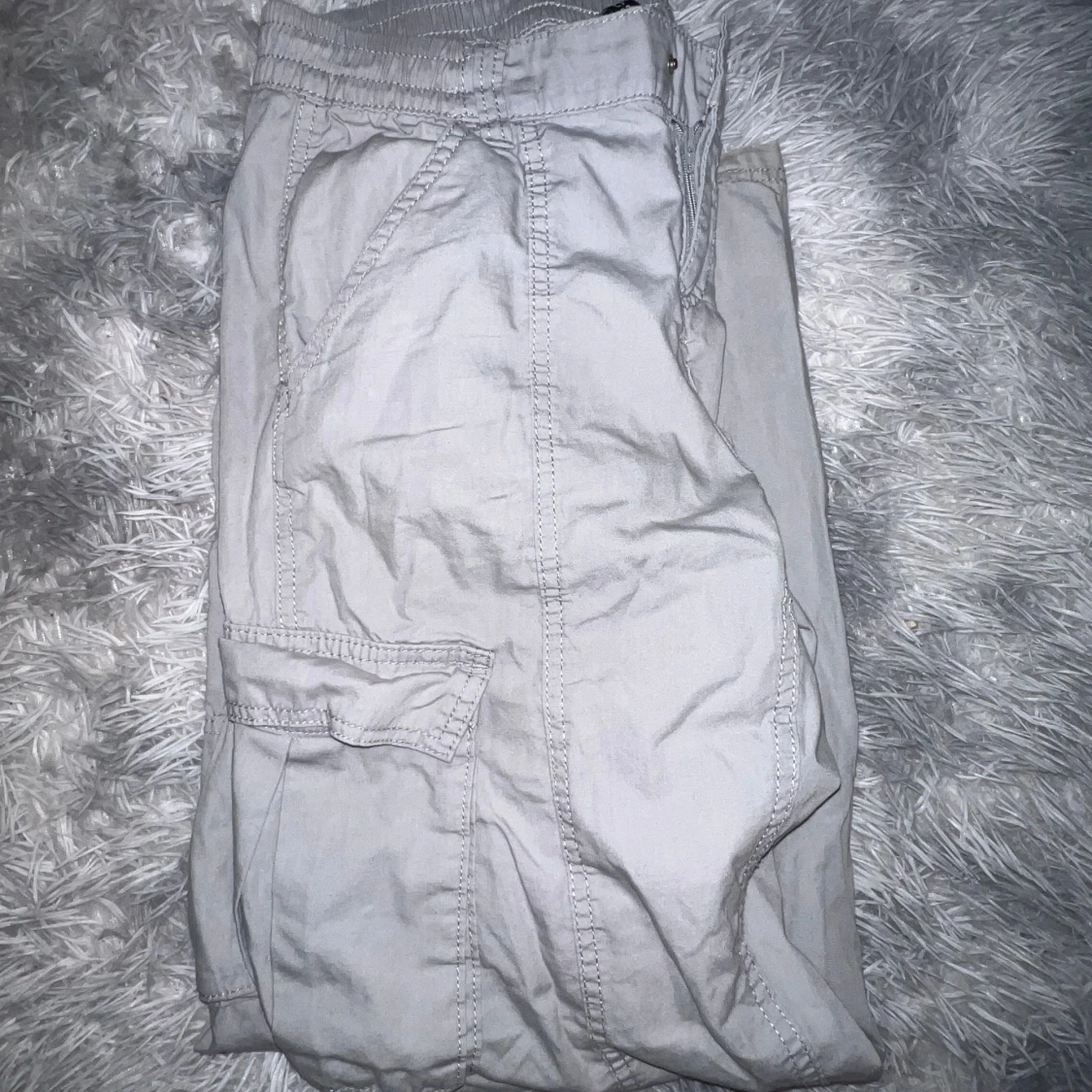 Gråa cargobyxor - 91