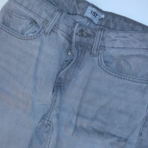 Gråa baggy jeans - dom är lite gamla har aldrig använt dom bra skick, 10/10 och jag säljer den för att jag hade inga kläder o matcha den med så jag tänker sälja den istället original pris är 800 från lager 157