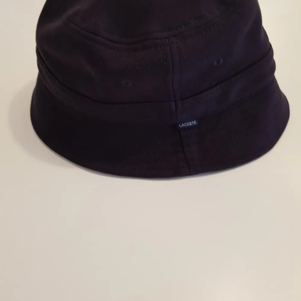 Lacoste hatt passar xs/s. Övrigt.