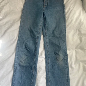 Blåa jeans  - Blåa jeans modell: straight selma cropped