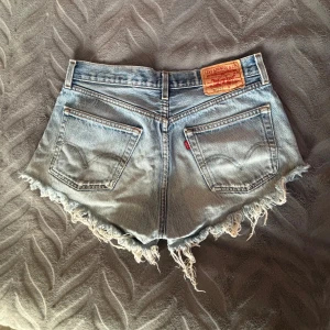 Levi’s Jeansshorts  - Dem är för stora för mig därav säljer jag dem🩷 skulle säga att jag tycker dem är st M. 