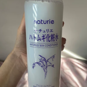 Japansk hudvård - Säljer den kända hudvård då den inte kommer till användning. Helt full. Den återfuktar huden och gör de mjukt. Köpt för 200kr säljer för 100kr