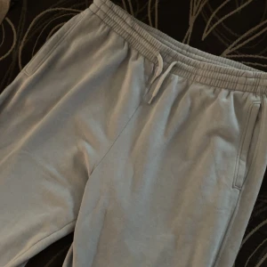 Mjukisbyxor  - ljusblåa mjukisbyxor ifrån h&m i fint skick🩵