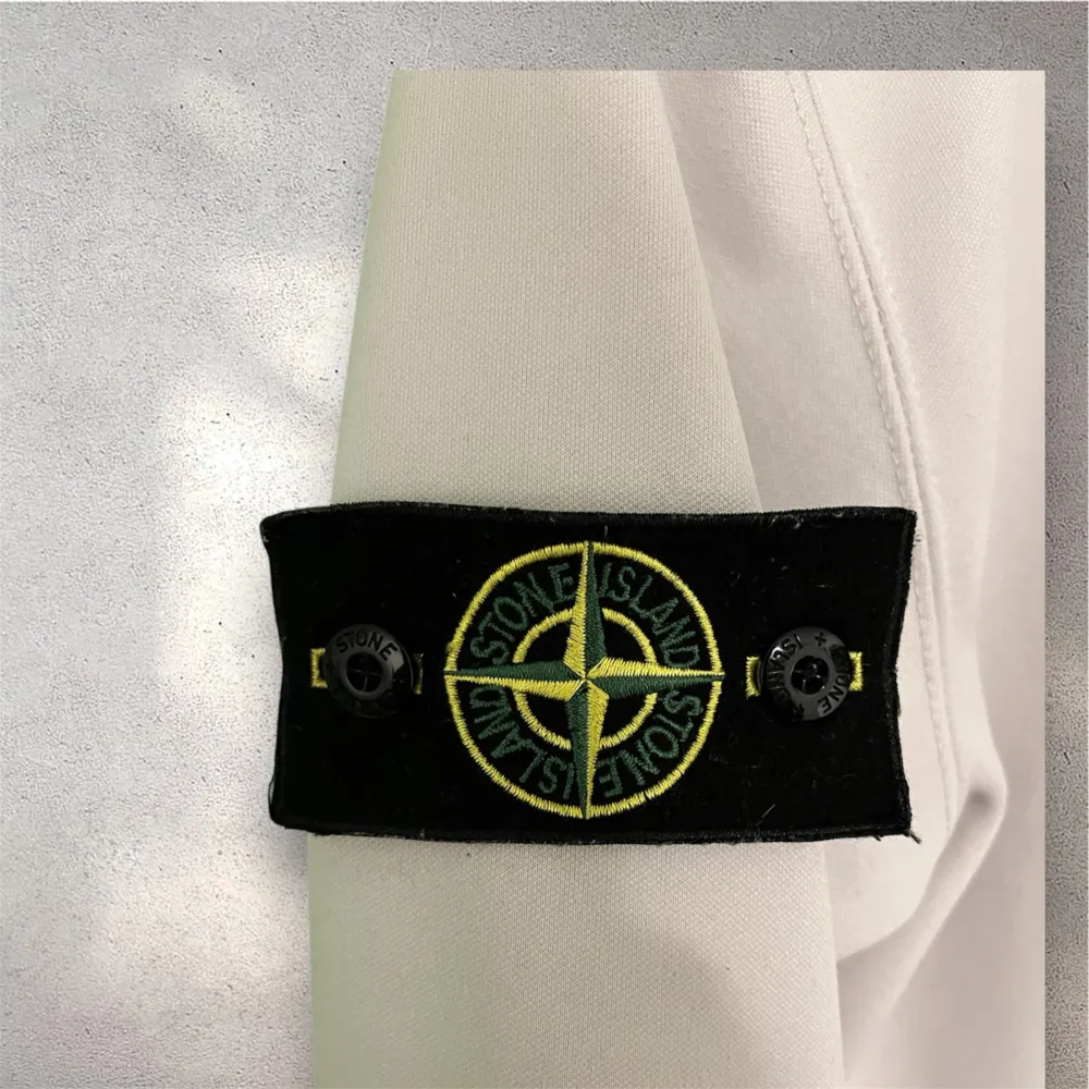 Säljer en stilren vit zip hoodie från Stone Island i storlek S. Den är långärmad med det klassiska Stone Island-märket på ärmen. Perfekt för vår, höst och vinter!. Hoodies.