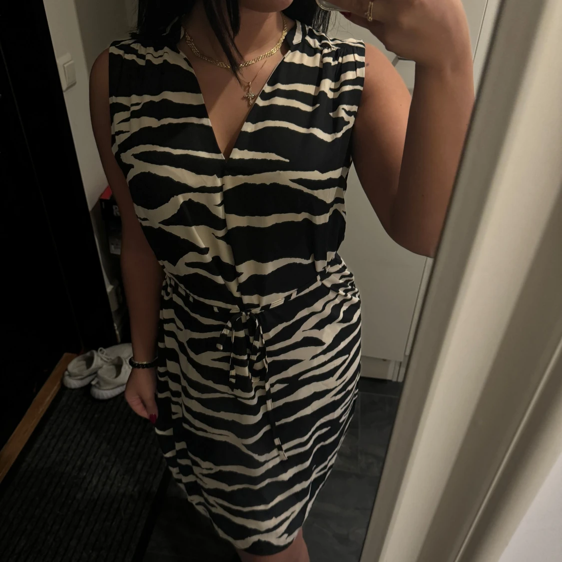 Zebramönstrad klänning med knytband