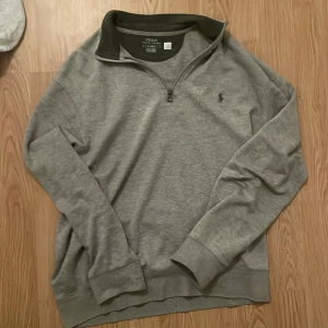 Ralph lauren half zip - Säljer min feta Ralph lauren half zip då den är för liten. Hör av dig! 