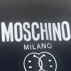 En tröja från kända märket moschino som är matchade till vilket par jeans du än vill. Snygg design och väldigt bra färg nu under vintern 