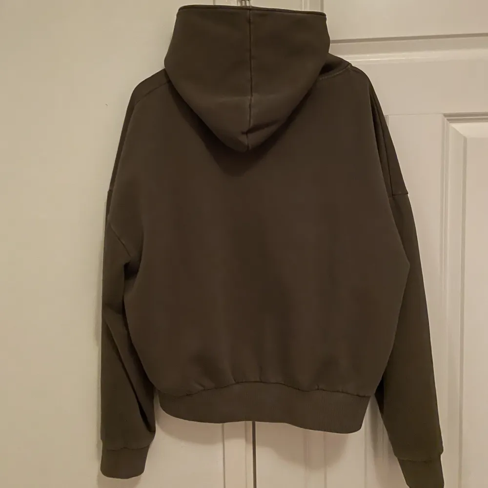 Hoodie från Zara. Boxig fit och den är lite åt den pösigare sidan. Nypris 600kr.. Hoodies.