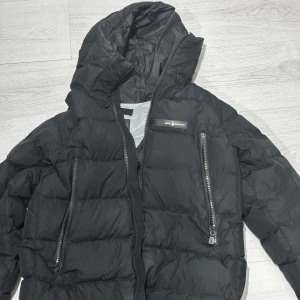 Sail Racing Jacka - Tja, säljer min Sail Racing T8 Parka jacka för den är förstor, använd 1 gång. Nypris ~6500 mitt pris 1999. Priset kan diskuteras men är inte säker att jag gpr mycket lägre och skriv för fler bilder