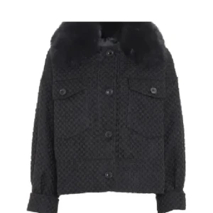 Meotine Jacka - Svart Meotine jacka med äkta rävpäls. Säljer inte, jag är ute efter att byta ut den mot en annan färg! Kappan är i bra skick!💕