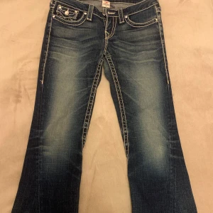 Jätte fina true religion  - Jätte fina, true religion jag köpt på plick några veckor sedan. Har små skador som inte syns så jätte mycket💞 midjemått 39 cm rakt över🥰 köparen betalar för byxorna och frakten ❤️