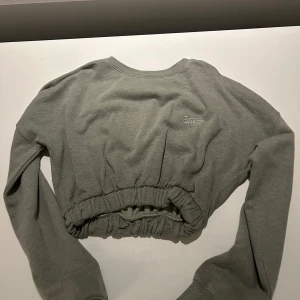 Kort tröja - Nyskick, sparsamt använd Kort grön tröja 