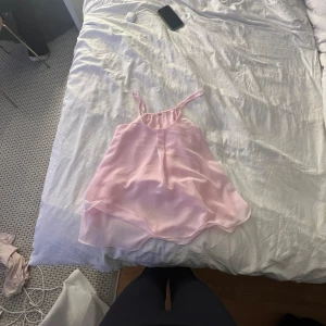 Fin rosa blus  - Har använt blusen fåtal gånger och är ochså från en marknad i Spanien, inga fläckar