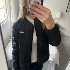 Höstjacka - Snygg höstjacka som är lite tunnare men perfekt att ha stickad under. Använd Max 3 gånger så den är som ny!