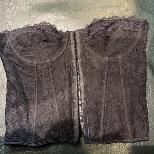 Korsett  - Säljer min fina svarta korsett i storlek S! 