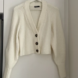 Stickad kofta - Stickad kofta, nyskick. Använd fåtal gånger. Stl XXS men stor i stoleken, funkar därav för en Storlek S. 