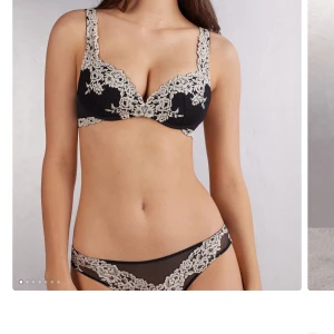 Ny intimissimi Pretty Flowers Gioia Super Push-Up Bra - 75 C Ny intimissimi BH  Aldrig använd med etikett kvar.  Ny pris 499 kr.  Mitt pris 300 kr
