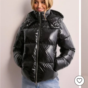 Nelly jacka  - Säljer denna jacka. Be om egna bilder ❤️jätte fint skick. Aldrig använd. Slut på hemsidan. Köpt för 799 kr. Mitt pris är 450. Är en M men passar xs och S oxå
